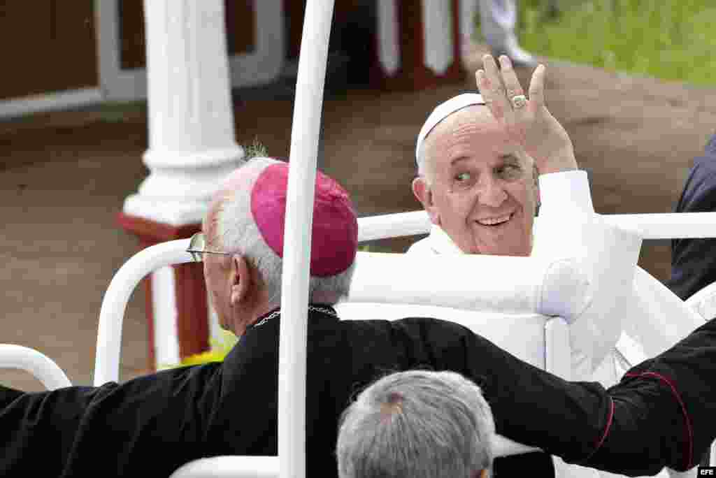 En el "Papa-móvil" llegó Francisco a la Loma de la Cruz.