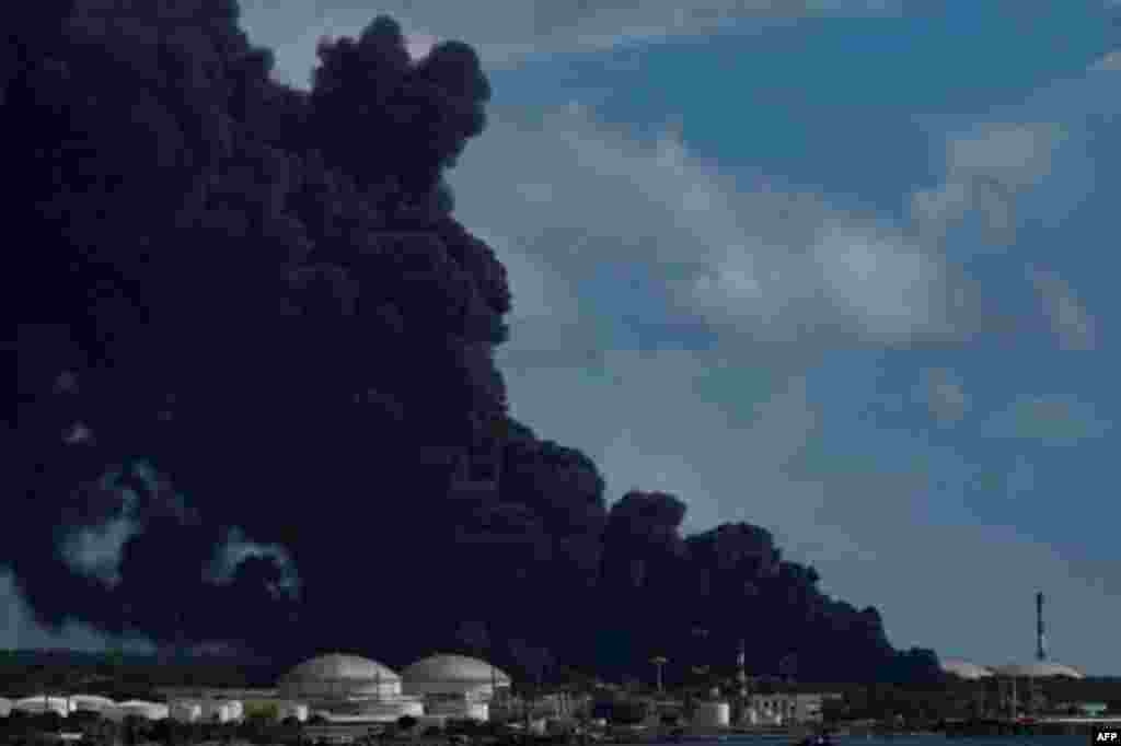 El humo emitido por la combustión de petróleo contiene gases y partículas que pueden tener efectos tóxicos para el organismo. La nube negra de la explosión en la base de supertanqueros de Matanzas.