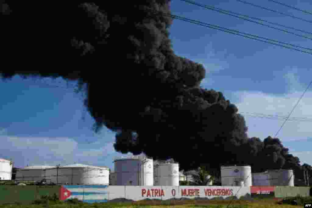 La nube negra de la explosión en la base de supertanqueros de Matanzas.