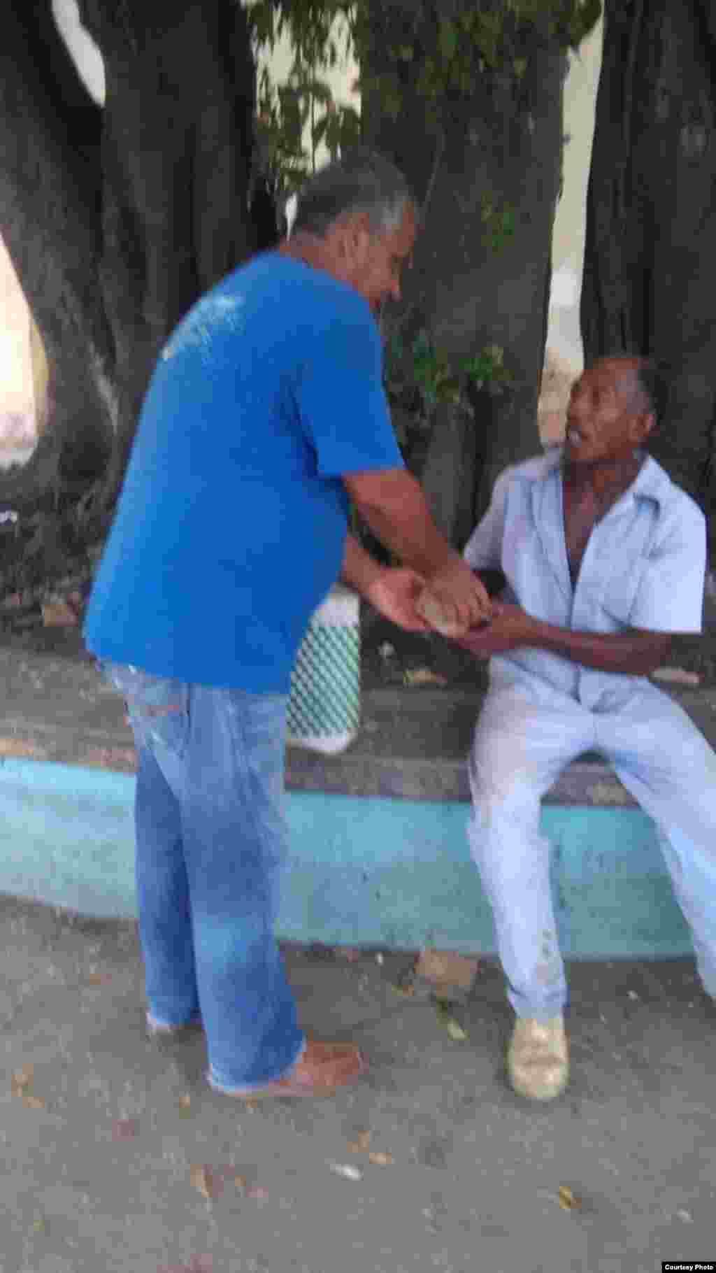 Colaboradores del Proyecto Tondique salen a las calles entregan comida a los necesitados