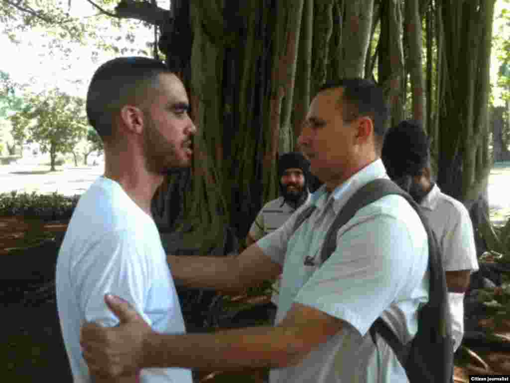  El Sexto en el parque Gandhi, junto al opositor José Daniel Ferrer, el domingo 25 de octubre.