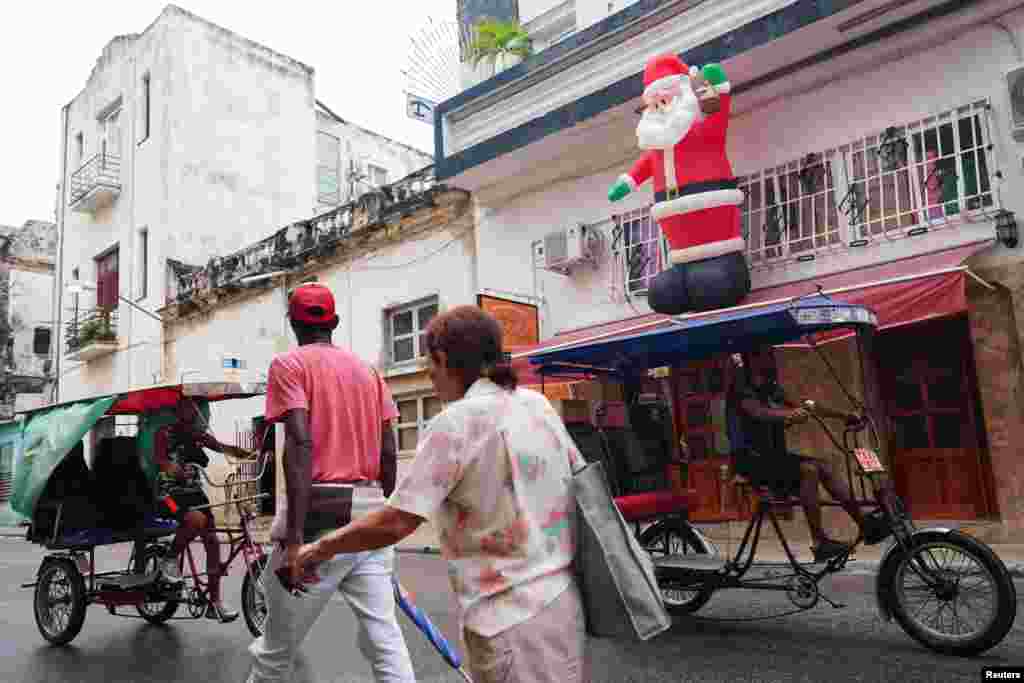 La imagen de Santa Claus decora un comercio en La Habana, esta temporada navideña. REUTERS/Alexandre Meneghini