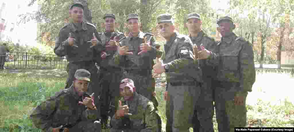 Cubanos posan como soldados del 137 Regimiento de paracaidistas, ubicado en la ciudad de Riazán. Foto Cortesía Alain Paparazzi Cubano