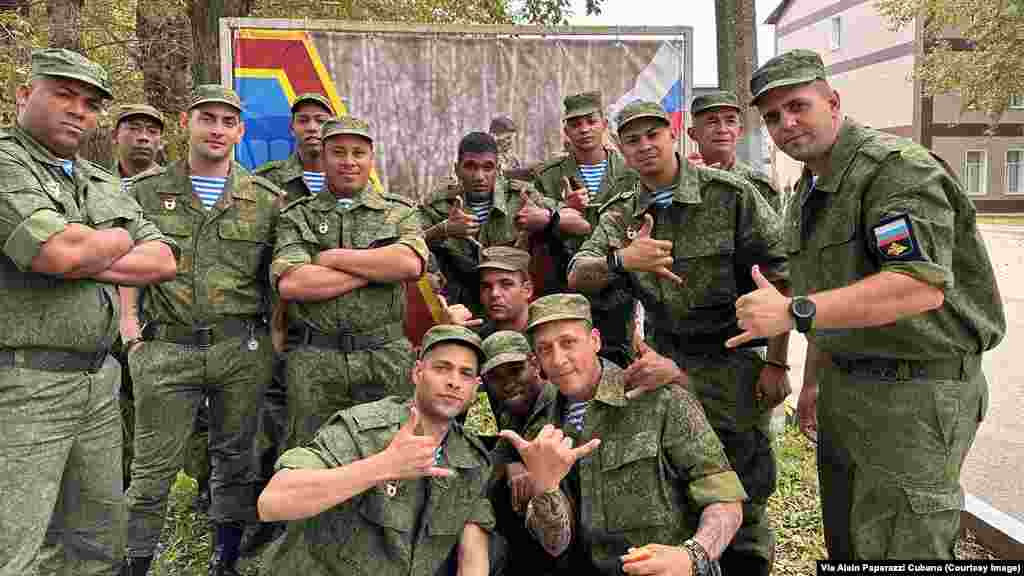 Cubanos posan como soldados del 137 Regimiento de paracaidistas, ubicado en la ciudad de Riazán. Foto Cortesía Alain Paparazzi Cubano