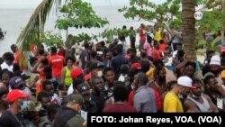 Migrantes en la localidad colombiana de Necoclí. FOTO: Johan Reyes, VOA.