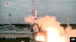 El cohete Soyuz-2.1b con la estación automática de aterrizaje lunar Luna-25 despega de una plataforma de lanzamiento en el cosmódromo de Vostochny, Rusia, el 11 de agosto de 2023. (Roscosmos State Space Corporation via AP)