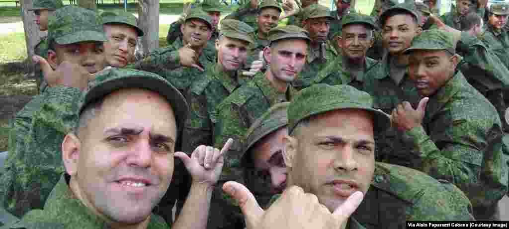 Cubanos posan como soldados del 137 Regimiento de paracaidistas, ubicado en la ciudad de Riazán. Foto Cortesía Alain Paparazzi Cubano