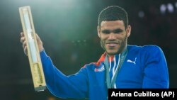 El cubano Erislandy Álvarez Borges recibe la medalla de oro en los olímpicos de París 2024. (AP/Ariana Cubillos)