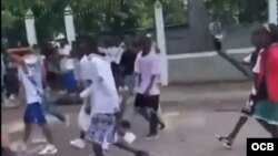 Familias cubanas enfrentan el impacto de la violencia en el país.