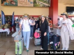 Turistas rusos de la petrolera Rosneft llegan a Varadero el sábado, 13 de abril de 2024.