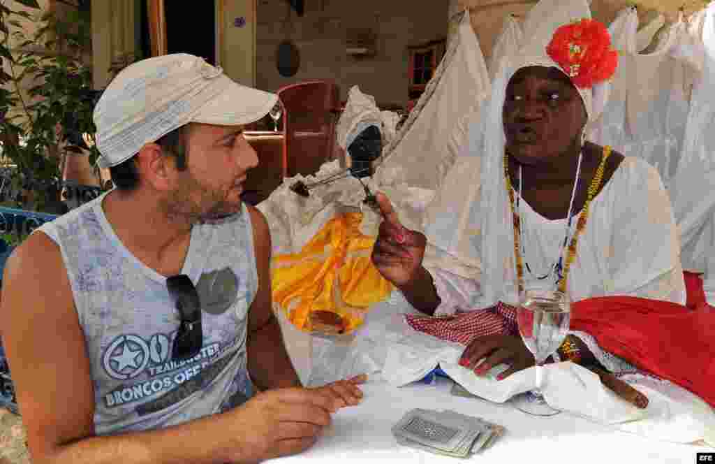 Archivo Habana 2010.- Juana la lectora de cartas de La Catedral, consulta a un turista de visita en La Habana, Cuba.