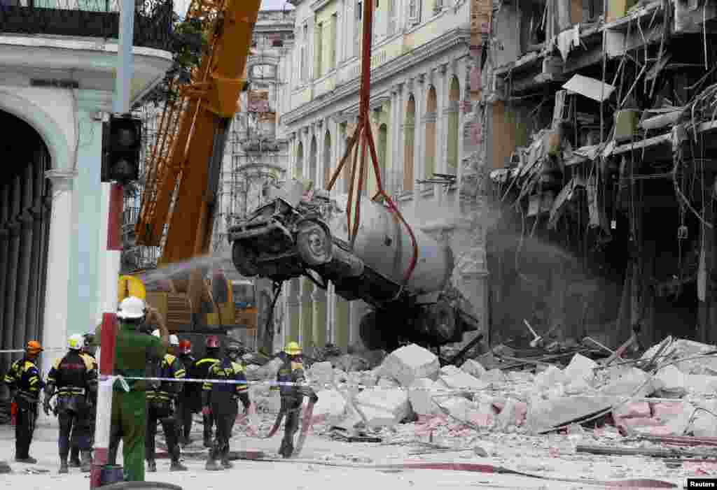 Labores de rescate tras la explosión del Hotel Saratoga en La Habana.