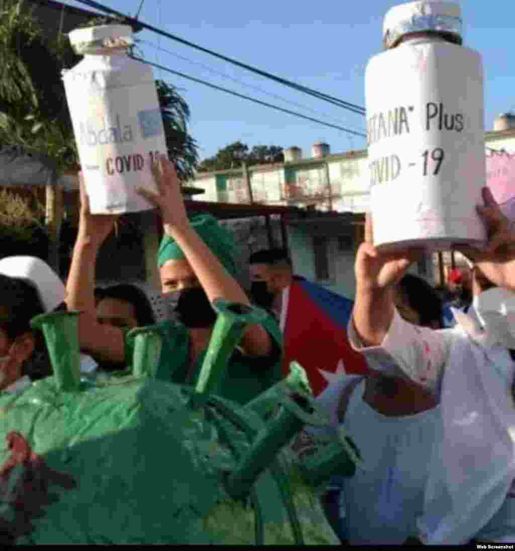 Trabajadores de la Salud en Ciego de Ávila representan a las vacunas Abdala y Soberana Plus contra el coronavirus.