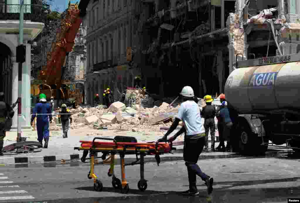 Labores de rescate tras la explosión del Hotel Saratoga en La Habana.