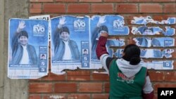 Una mujer quita los posters de Evo Morales en El Alto el pasado 11 de noviembre. Aizar RALDES / AFP