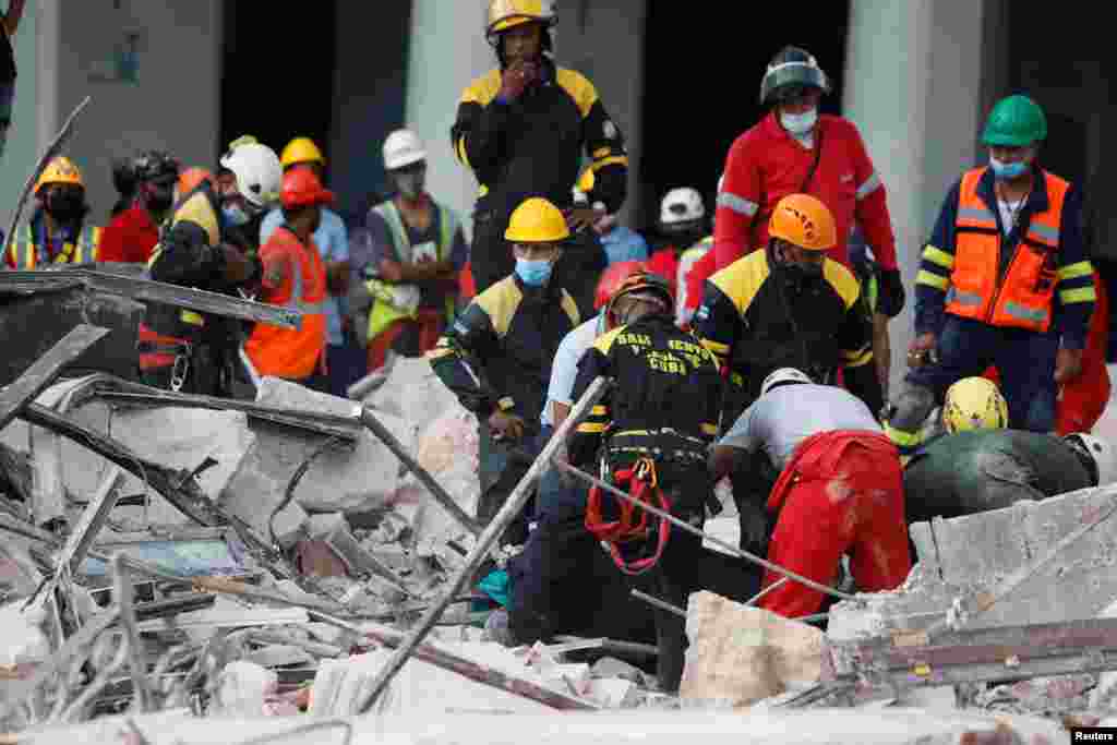 Labores de rescate tras la explosión del Hotel Saratoga en La Habana.