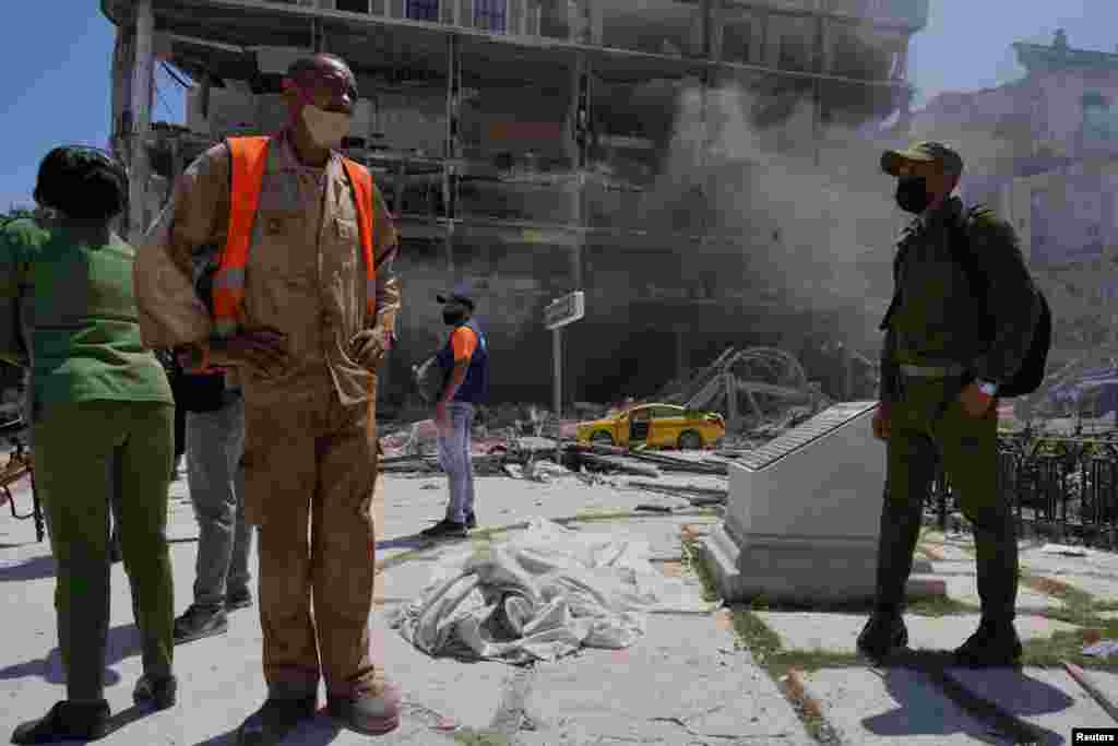 Labores de rescate tras la explosión del Hotel Saratoga en La Habana.