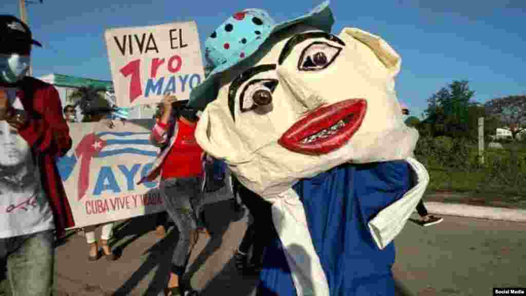 ¿Un muñecón de los carnavales se coló en el desfile del 1ro de Mayo? (Foto: Facebook/Jorge Luis Torres Morejón)