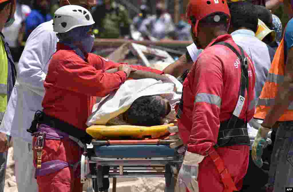 Personal de auxilio sacando a heridos de la explosión en La Habana.