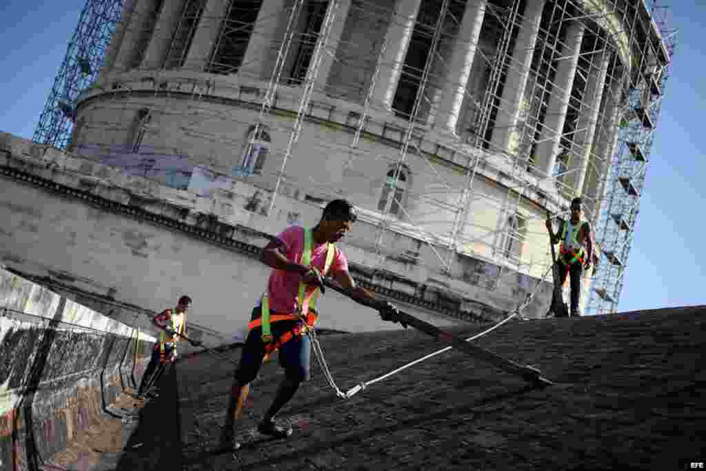 Obreros trabajan en el Capitolio Nacional de Cuba este jueves, 16 de mayo de 2013, en La Habana (Cuba). Un andamio de enormes proporciones cubre desde hace semanas la imponente cúpula del Capitolio, uno de los edificios más emblemáticos del país y actual