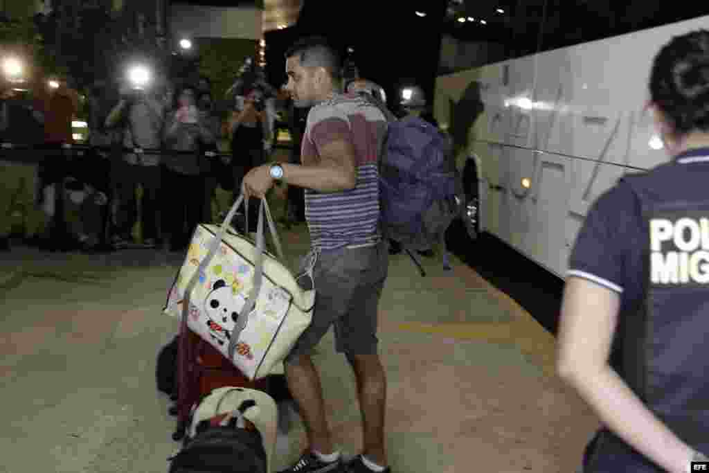 Un migrante cubano llega hoy, martes 12 de enero de 2016, al aeropuerto Daniel Oduber en Liberia (Costa Rica).