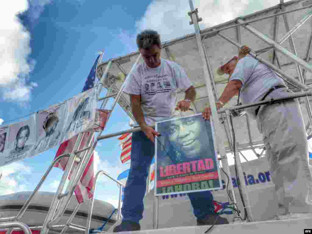 El presidente del Movimiento Democracia, Ramón Saúl Sánchez organizó una flotilla de de barcos del exilio cubano de Miami para conmemorar el vigésimo aniversario del hundimiento del remolcador "13 de marzo" que ocasionó la muerte de 37 personas cerca a la bahía de La Habana, en Cuba.