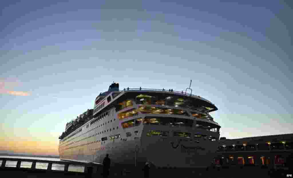 Un hombre observa la maniobra de atraque de un crucero en la bahía de La Habana (Cuba), este viernes, 20 de enero de 2017, día en que Donald Trump asume la presidencia de Estados Unidos. 