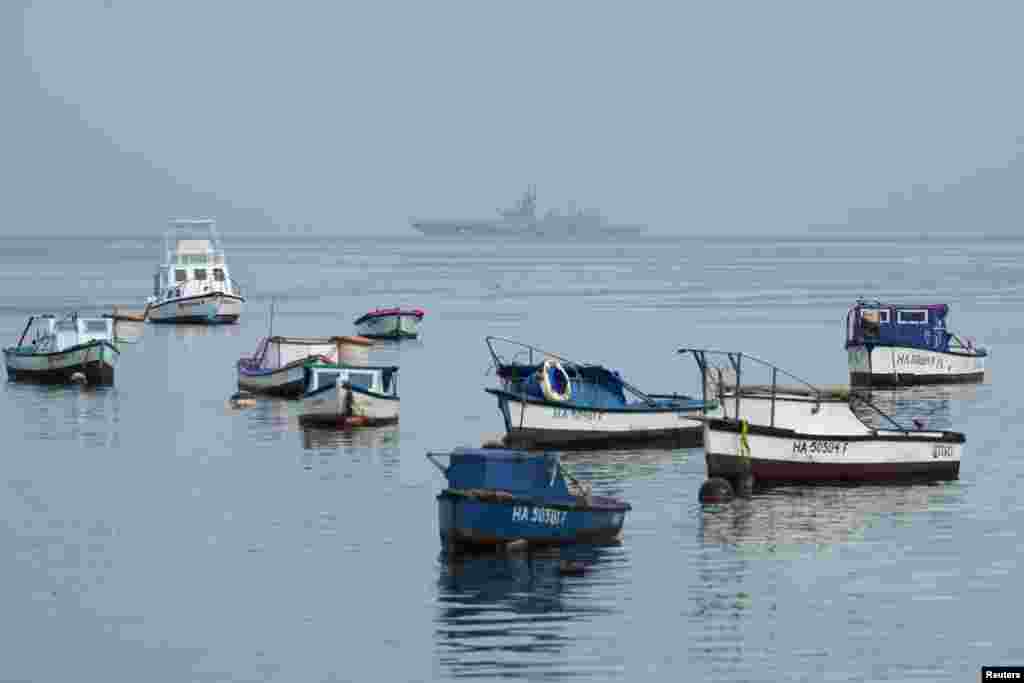 Las pequeñas embarcaciones en el litoral habanero comparte la entrada a la Bahía con la fragata Admiral Gorshkov. REUTERS/Alexandre Meneghini