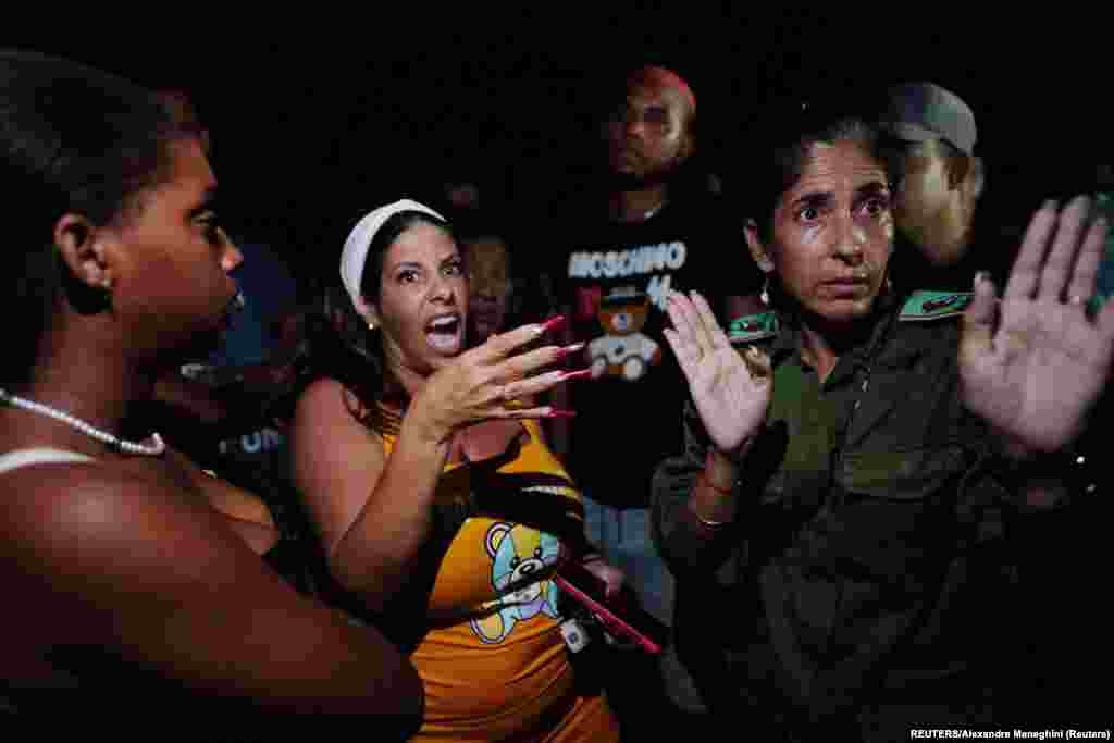 Cubanos acudieron a protestar en la sede del partido comunista contra la escasez de electricidad durante un apagón tras el paso del huracán Ian en La Habana, Cuba, el 29 de septiembre de 2022.