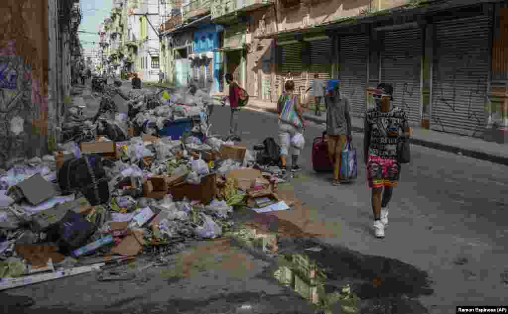 El basurero obstruye el paso en una esquina de La Habana, este 24 de septiembre de 2024. 
