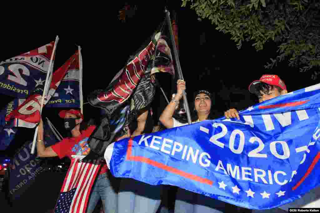 Cubanos se manifiestan dando la victoria a la reelección de Donald Trump.