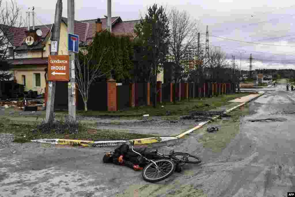 Cuerpo de ucraniano asesinado en las calles de Bucha durante la retirada de las tropas rusas.