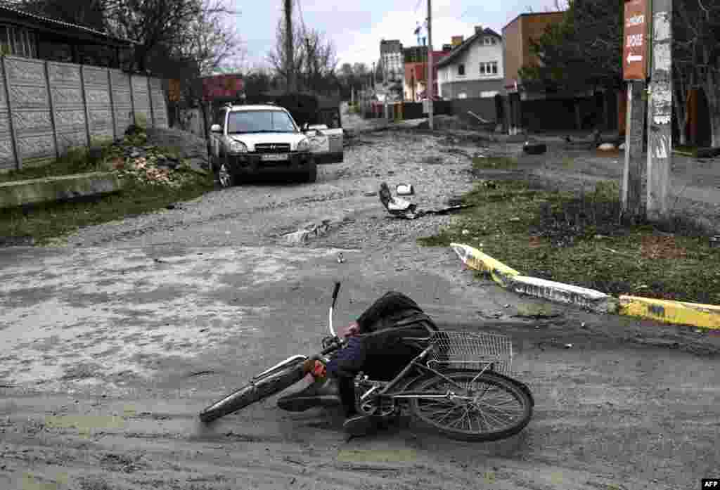 Cuerpo de ucraniano asesinado en las calles de Bucha durante la retirada de las tropas rusas.