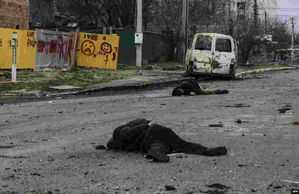 Cuerpo de ucraniano asesinado en las calles de Bucha durante la retirada de las tropas rusas.