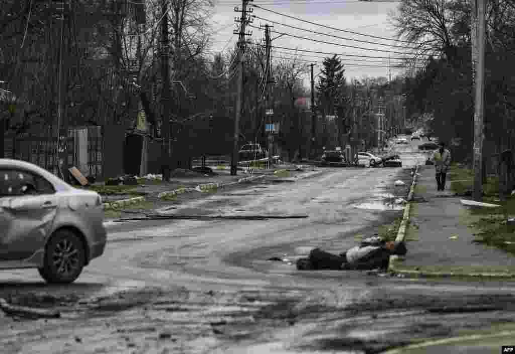 Vista general de una calle de Bucha con los cuerpos de ucranianos asesinados durante la retirada de las tropas rusas.