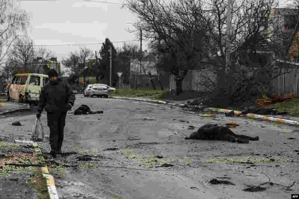 Ucranianos asesinado en las calles de Bucha durante la retirada de las tropas rusas.