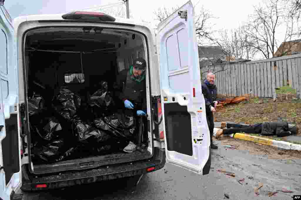 Auto con los cadáveres de ucranianos recuperados por fuerzas ucranianos en las calles de Bucha.
