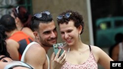 Una pareja hace una videollamada en una zona wifi, en La Habana. Muchos usuarios de este servicio se quejan de no disponer de privacidad ni seguridad para utilizarlo.