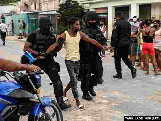 La policía antidisturbios recorre las calles luego de una manifestación contra el gobierno de Miguel Díaz-Canel en el municipio de Arroyo Naranjo, La Habana el 12 de julio de 2021.