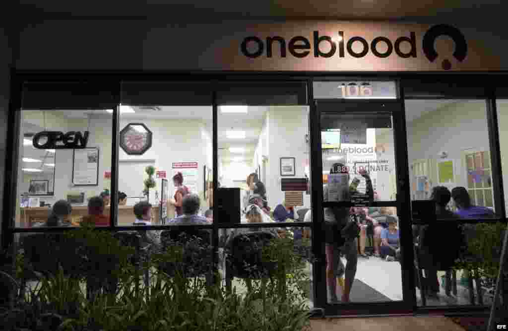 Uno de los centros de donación en Orlando, que se mantuvo abierto todo el día y la noche.