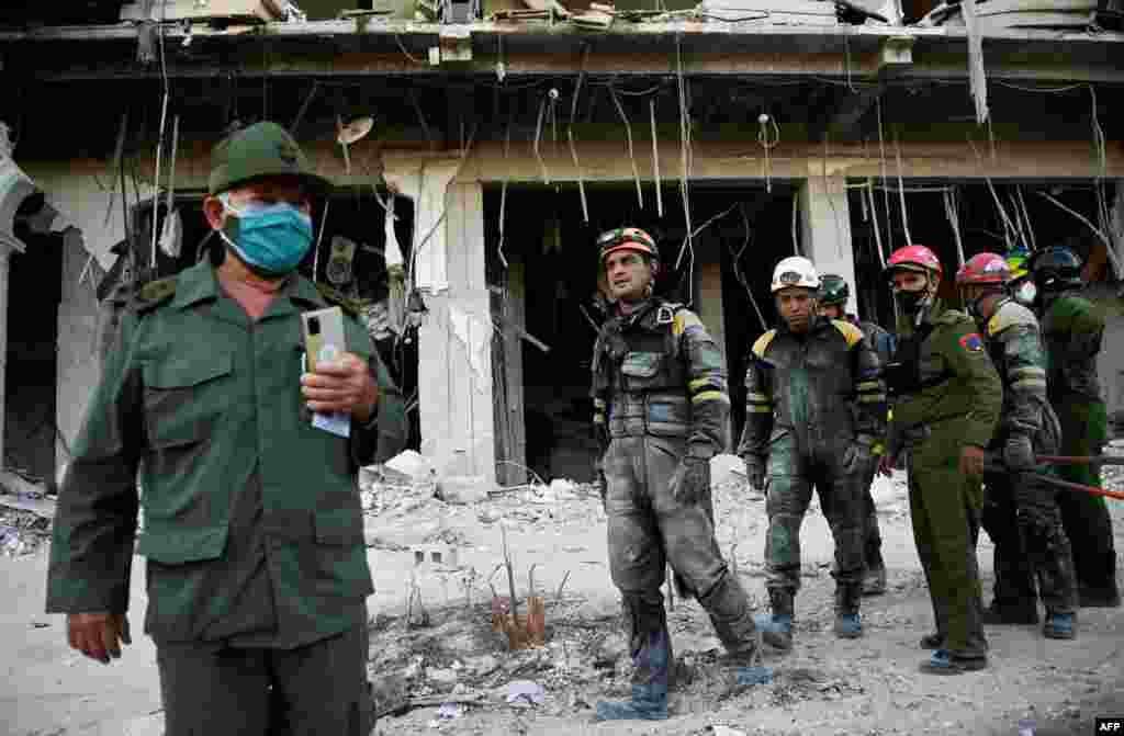 El general de división Ramón Pardo Guerra (izquierda), jefe de la Defensa Civil tras la explosión del hotel Saratoga.
