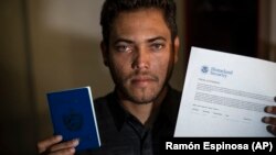El cubano Marcos Marzo fue uno de los primeros beneficiados con el programa de parole.