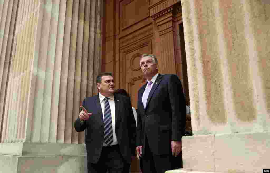 El gobernador del estado de Virginia (EEUU), Terry McAuliffe (d), visita hoy, lunes 04 de enero de 2016, la Universidad de La Habana (Cuba), acompañado por su rector, Gustavo Cobreiro Suárez (i).