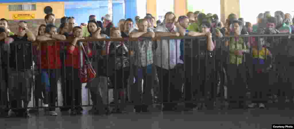 A la espera de los visitantes en el Aeropuerto Internacional José Martí.