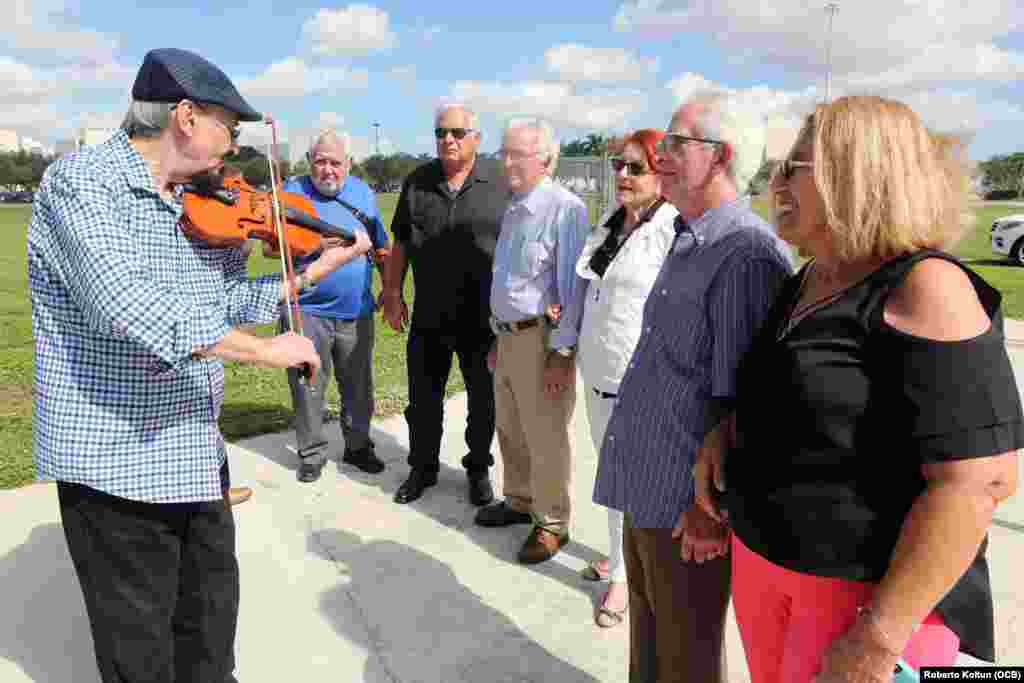 El violinista Froilan Espinosa, quien estuvo en los campos forzados de la UMAP, interpretó una pieza durante el evento conmemorativo celebrado el 18 de noviembre del 2018 en el Memorial Cubano de Miami.
