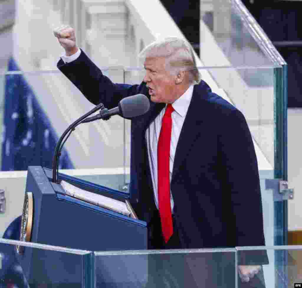 "No estamos meramente transfiriendo el poder de una administración a otra, o de un partido a otro, sino que estamos transfiriendo el poder de Washington DC y se lo estamos dando a ustedes, el pueblo estadounidense": Donald J. Trump, tras prestar juramento este viernes, 20 de enero de 2017.