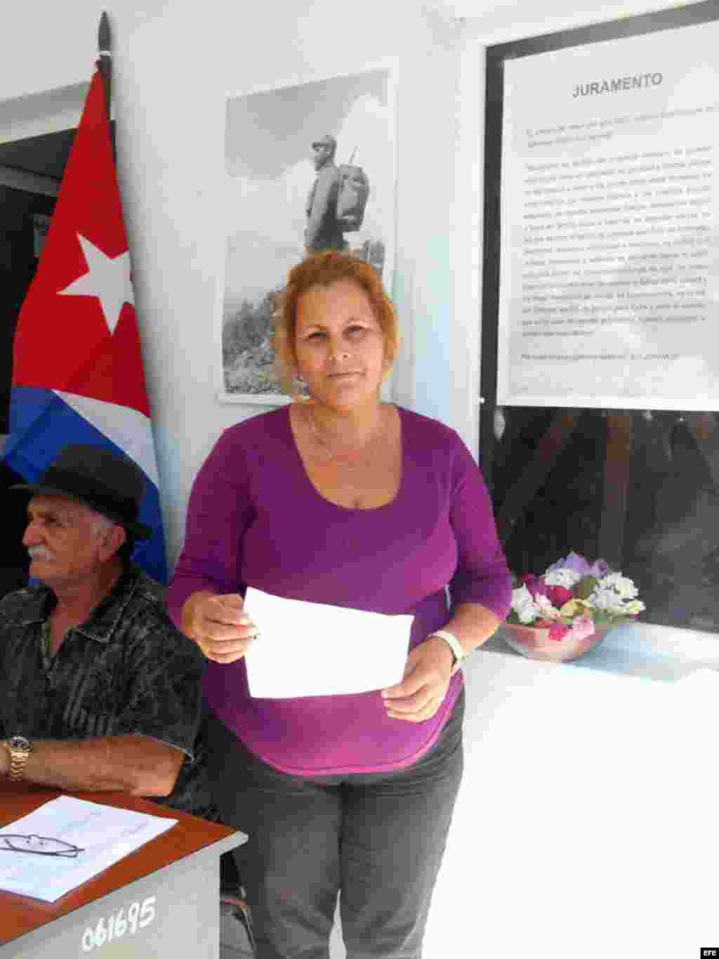 Cubana enseña el juramento a Castro
