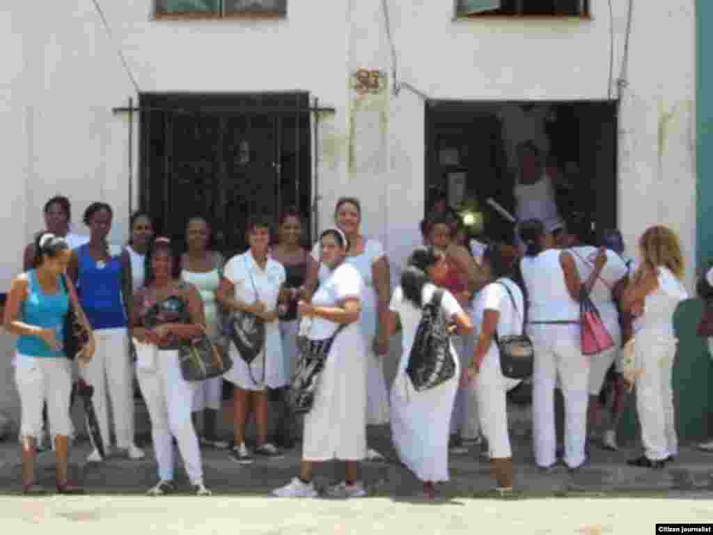  Damas de Blanco al salir de Santa Rita marchan por 5ta Avenida