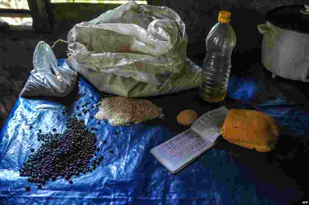 Vista de los productos de la canasta básica de los cubanos. La dieta del cubano se basa en arroz, pan y frijoles. La carne de res y el pescado son los productos que menos se consumen. YAMIL LAGE / AFP