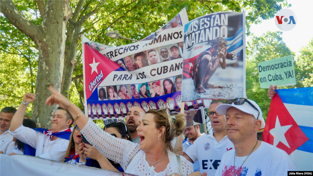 Unas 250 personas se congregaron en las calles de Madrid para pedir "derechos humanos" para los cubanos en Cuba, y condenar la situación de los presos políticos.